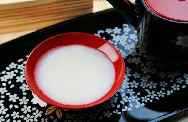 日本の甘酒：体にやさしい発酵ドリンク